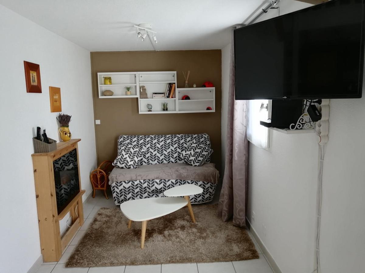 Sous Le Soleil De Provence Petite Maison Au Calme Et Tres Bien Equipee De 40M2 Avec Wifi -Jardin Prive-La Piscine Est Commune A La Residence Et Ouverte Du 1Er Mai Au 30 Septembre De 09H A 21H,En Juillet Et Aout Reservation Uniquement Du Samedi Au Sam Forcalqueiret Kültér fotó