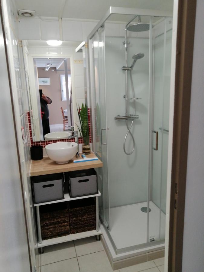 Sous Le Soleil De Provence Petite Maison Au Calme Et Tres Bien Equipee De 40M2 Avec Wifi -Jardin Prive-La Piscine Est Commune A La Residence Et Ouverte Du 1Er Mai Au 30 Septembre De 09H A 21H,En Juillet Et Aout Reservation Uniquement Du Samedi Au Sam Forcalqueiret Kültér fotó