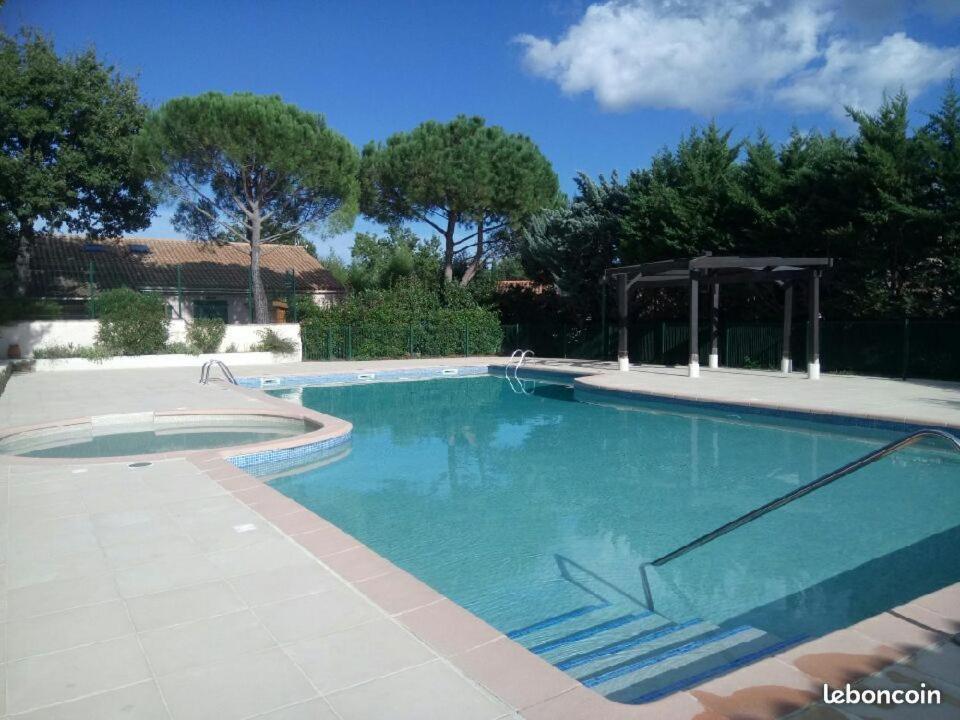 Sous Le Soleil De Provence Petite Maison Au Calme Et Tres Bien Equipee De 40M2 Avec Wifi -Jardin Prive-La Piscine Est Commune A La Residence Et Ouverte Du 1Er Mai Au 30 Septembre De 09H A 21H,En Juillet Et Aout Reservation Uniquement Du Samedi Au Sam Forcalqueiret Kültér fotó